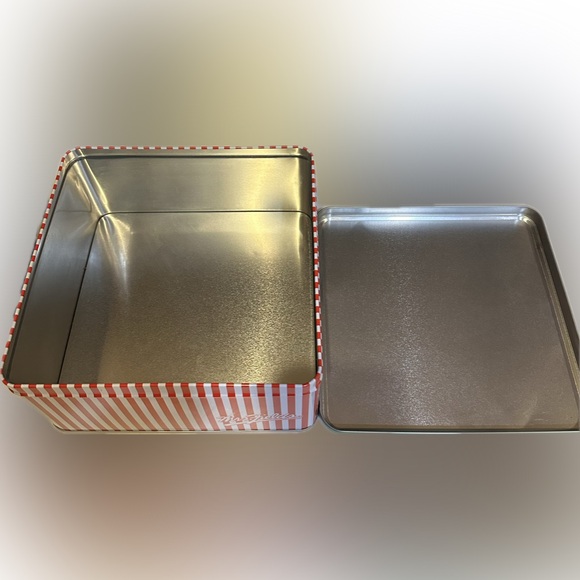 MRS FIELDS MERRY CHRISTMAS COOKIE TIN BOX EMPTY 8.5”x8.5”x4” GREEN RED CONTAINER - Picture 5 of 6